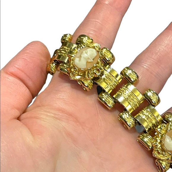 Vintage 1950s Gold shell Cameo Book chain link Fancy bracelet Stunning etching - Picture 4 of 13
